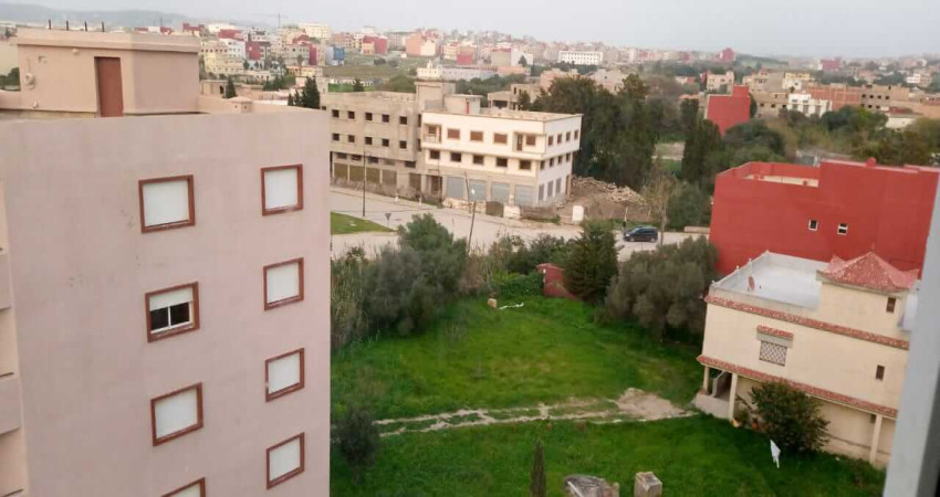 شقة واسعة للبيع في وسط اكزناية